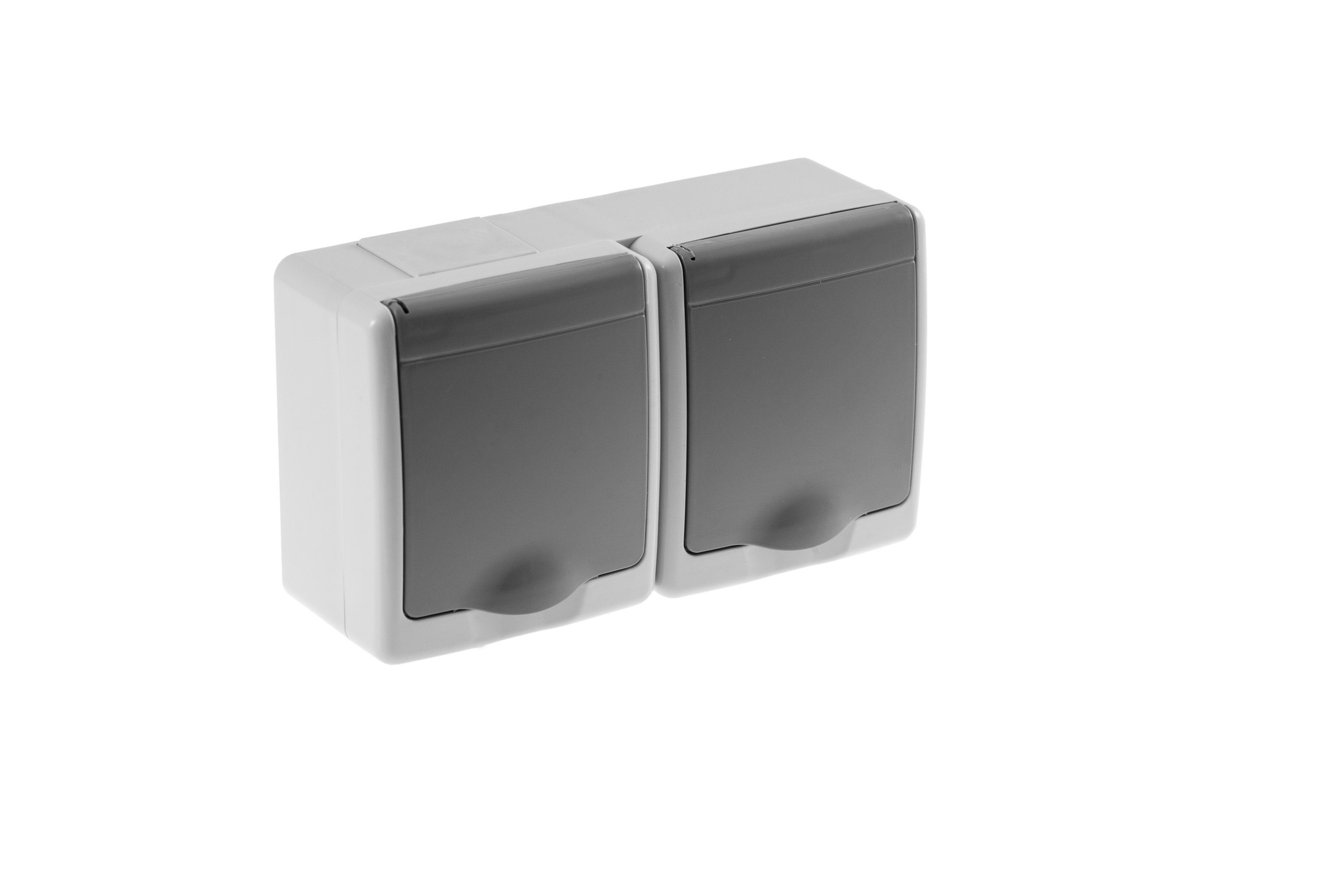 BETA-Steckdose dreifach schuko, grau, graue Klappe, IP44 – Pawbol