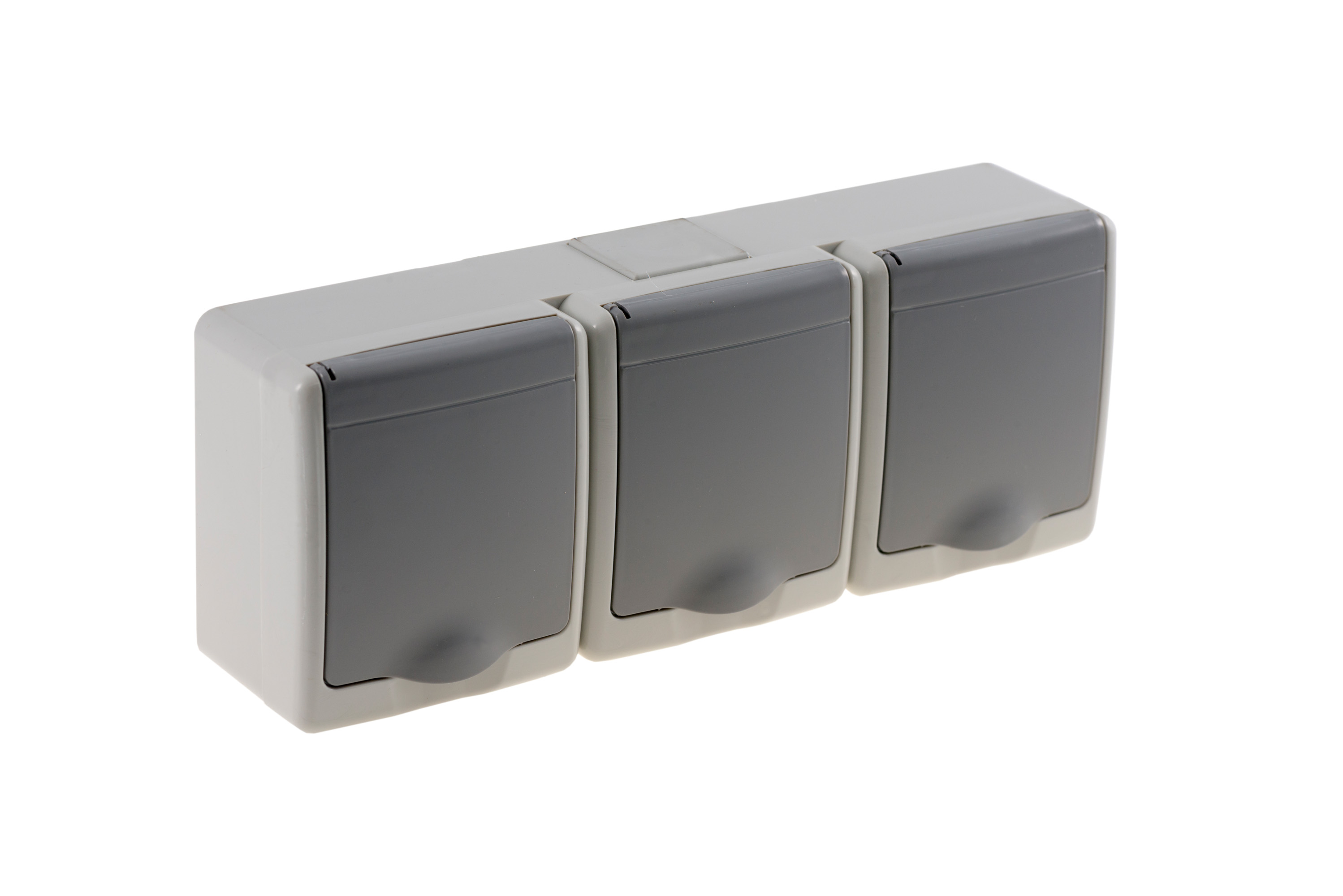 BETA-Steckdose dreifach schuko, grau, graue Klappe, IP44 – Pawbol